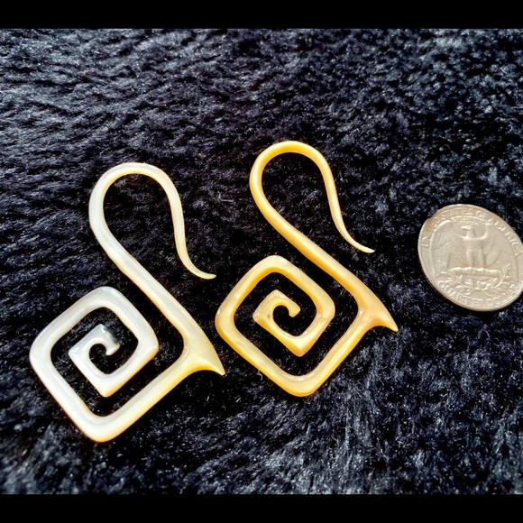 Mother of Pearl small Gauge Earrings - Picture 2 of 2